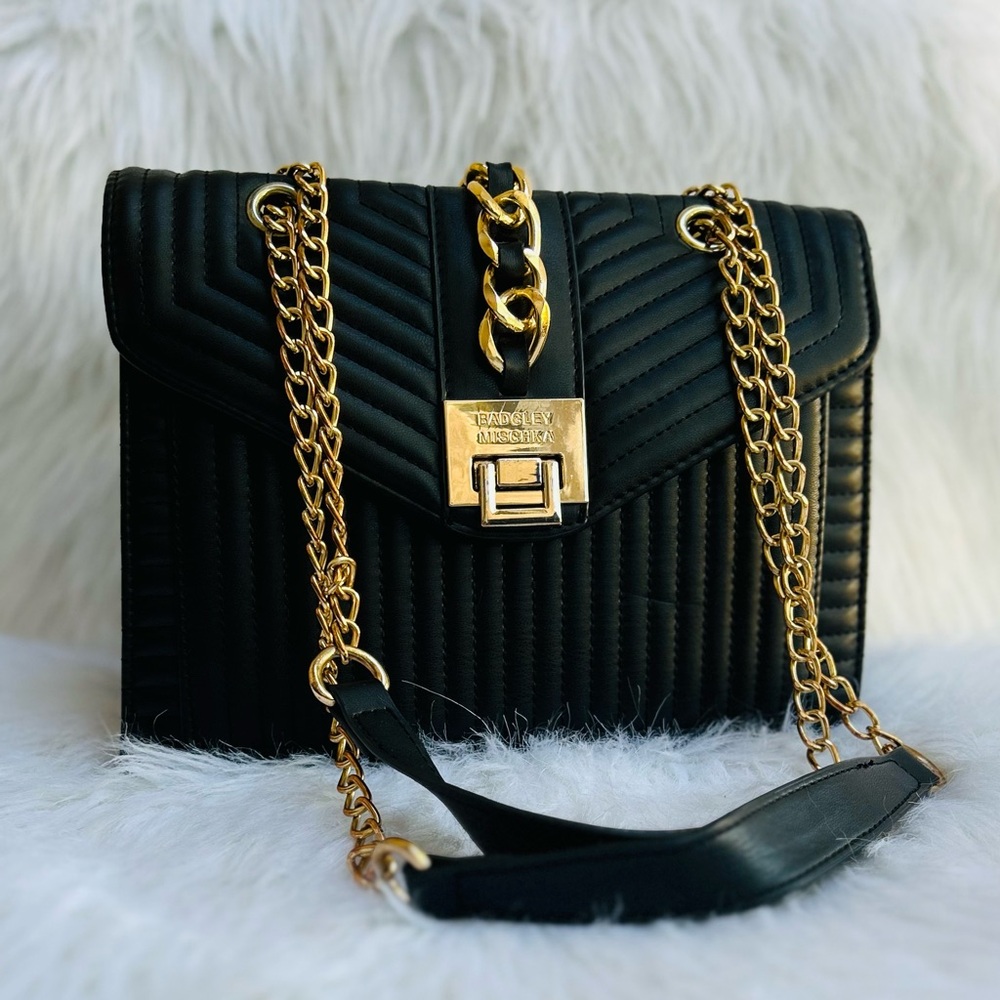 ‼️ SOLD ‼️Badgley Mischka Black Quilted Bag w Gold Chain